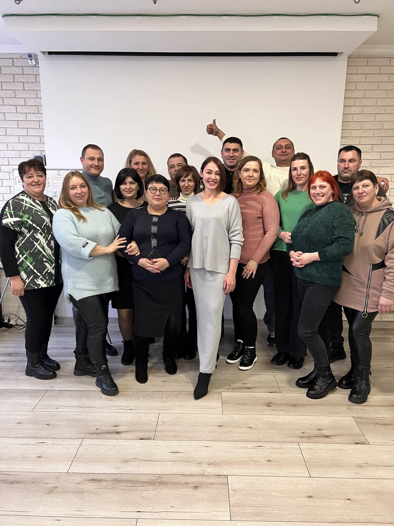 Велика команда учасників корпоративного заходу в офісі, групове фото